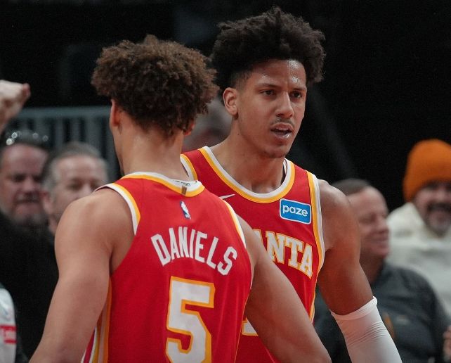 杰伦三双引领老鹰大胜雄鹿豪取9连胜