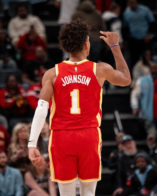 杰伦三双引领老鹰大胜雄鹿豪取9连胜