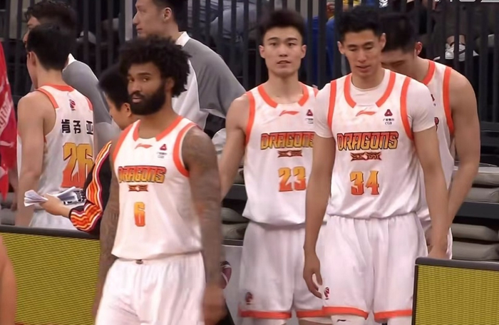 贺希宁31分率深圳男篮大胜江苏男篮