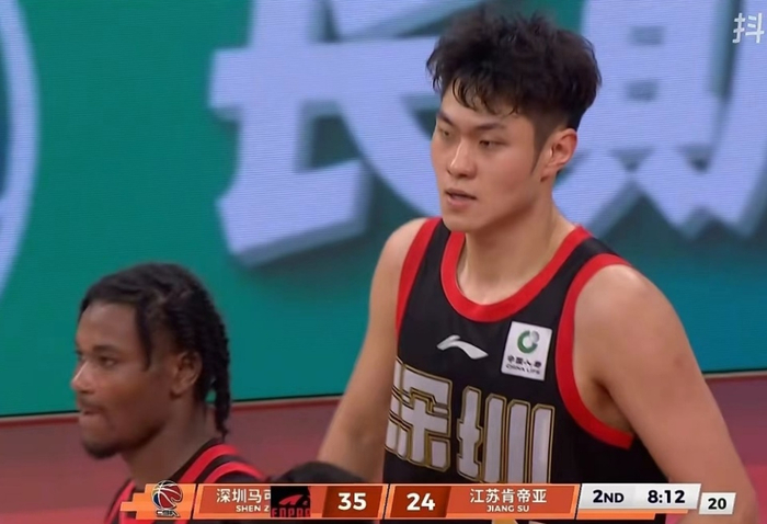 贺希宁31分率深圳男篮大胜江苏男篮