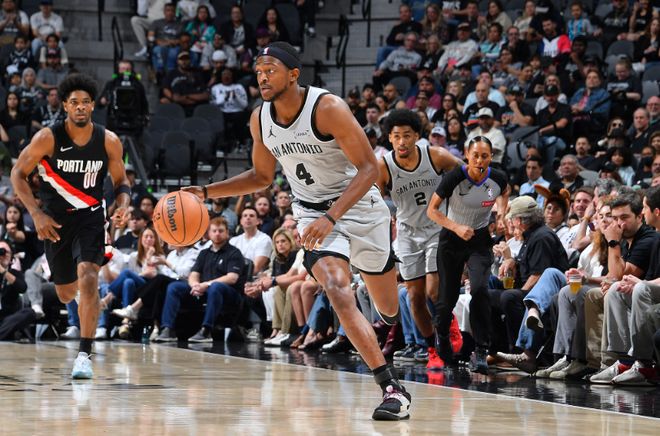 福克斯爆发率队狂胜开拓者 马刺17分优势锁定胜