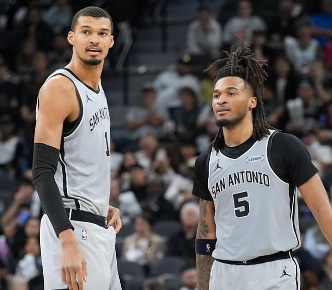 马刺创联盟最长连胜纪录提前锁定季后赛，文班